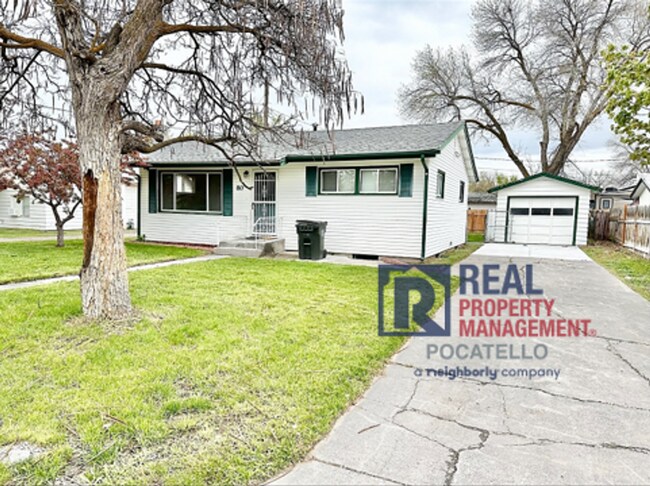 Building Photo - MOVE IN SPECIAL - 4 Bed 2 Bath House - PET...