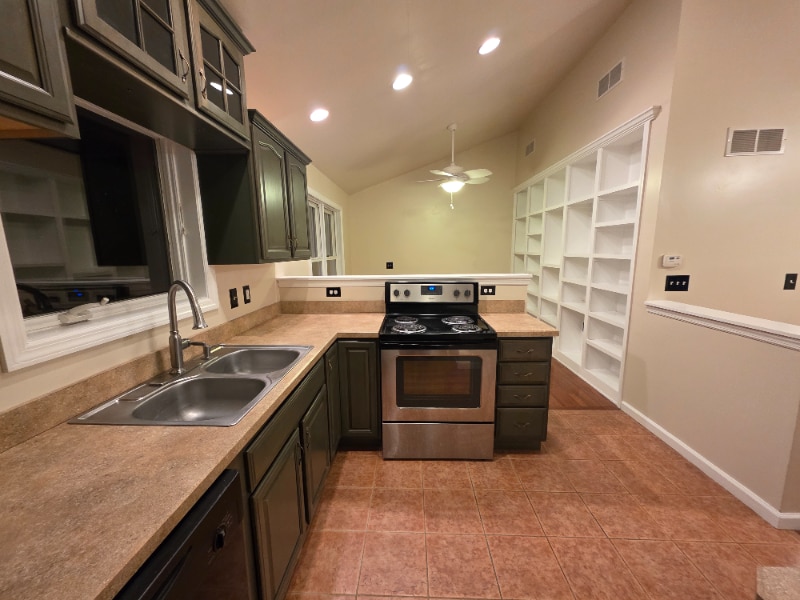 Building Photo - 180 Lakewood Dr