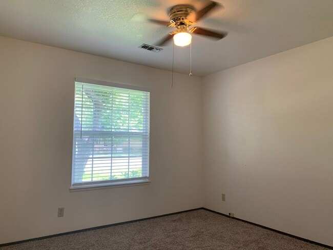 Building Photo - Make this your new home!