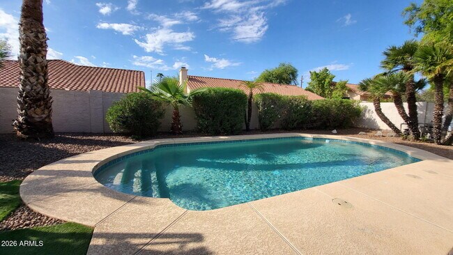 Building Photo - 453 W Larona Ln