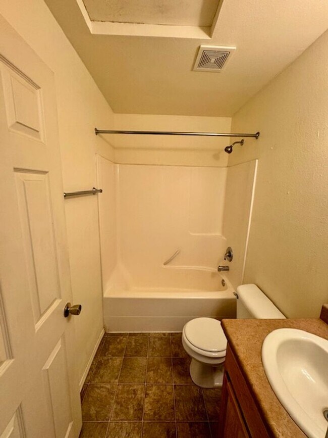 Building Photo - 2 Bedroom 1 Bathroom Unit in 8 Plex