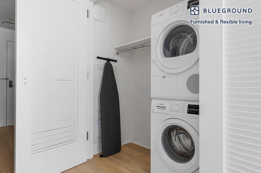 Building Photo - 241 W 28th St