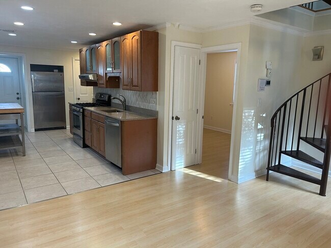 Building Photo - 36 Hunting St