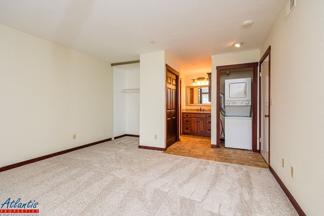 Building Photo - Pacific Terrace | Spacious Condo | Washer/...