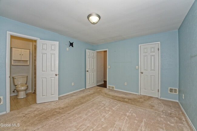 Building Photo - 638 Top Ridge Dr