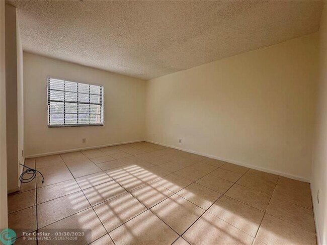 Building Photo - 4263 Oak Terrace Dr