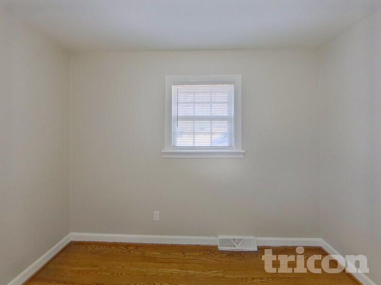 Building Photo - 4300 Oak Forest Dr