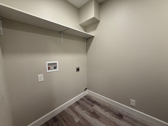 Building Photo - 845 Alley Dr