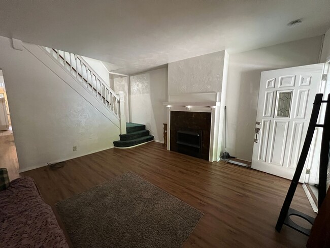 Building Photo - Sharpsburg - 3 BR House, Dining Room, Larg...