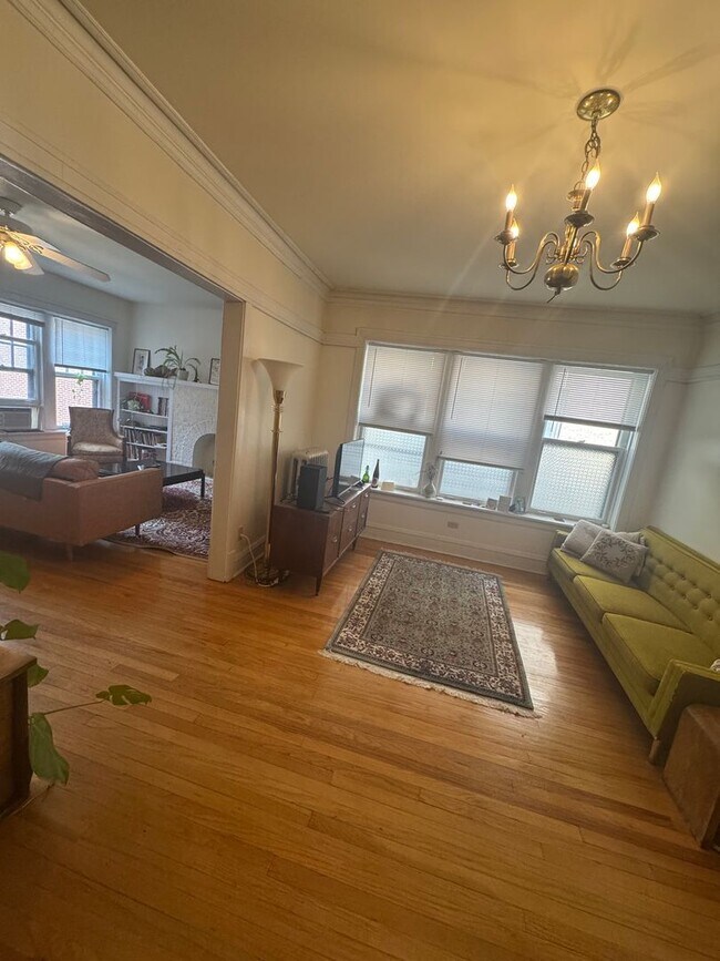 Building Photo - Lovely and Very Large Ravenswood Manor 1 BR