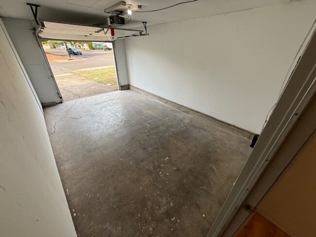 Building Photo - Fresh 3 bed/1.5 bath duplex