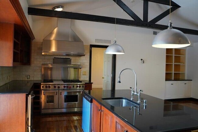 Building Photo - 5215 N Flagler Dr