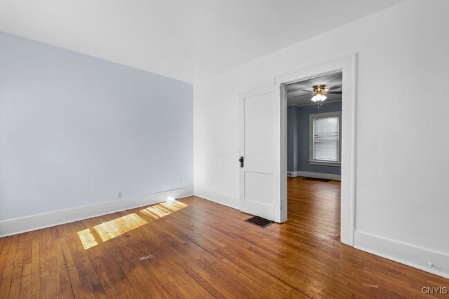 Building Photo - 401 Valley Dr