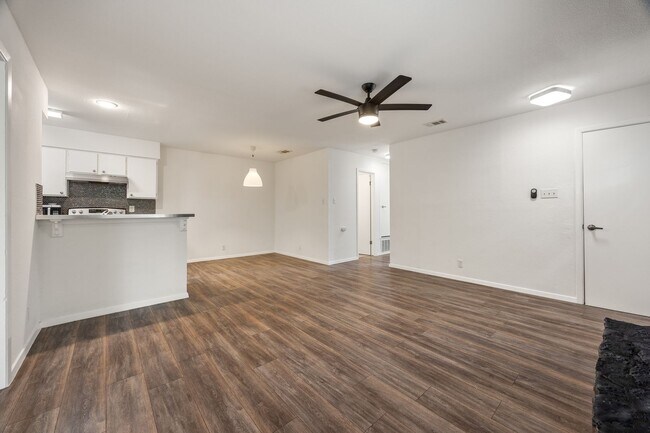 Building Photo - ** 2 Weeks Free!** Spacious 3-Bedroom Town...