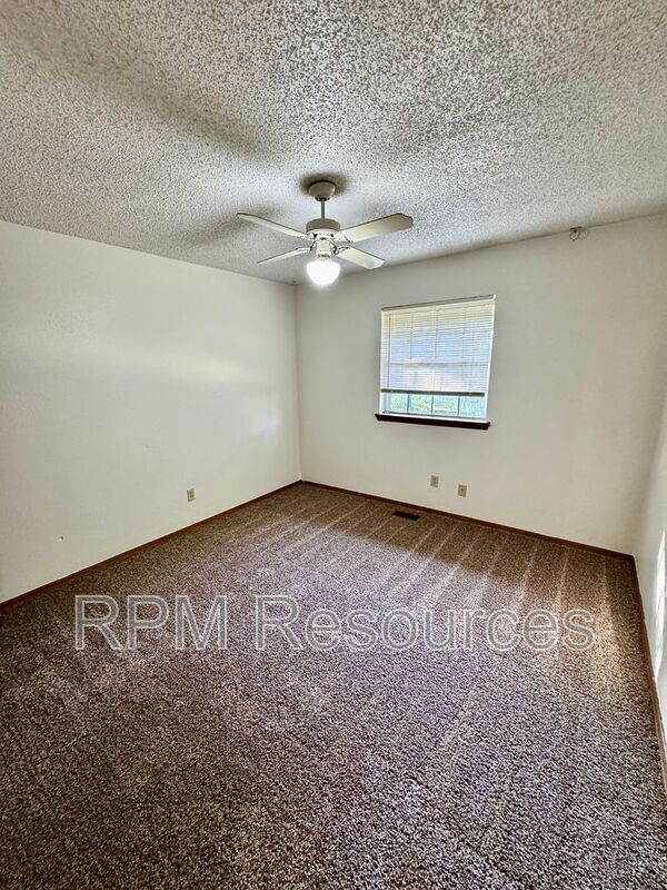 Building Photo - 7002 Woodlake Dr