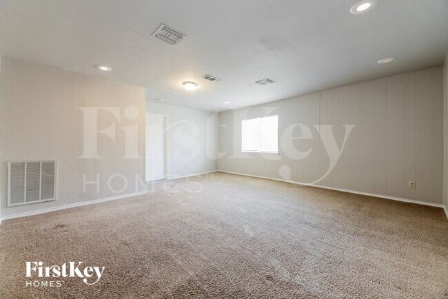 Building Photo - 3317 Kenwood Dr