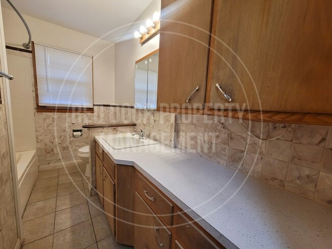 Building Photo - 1402 W Lotus St