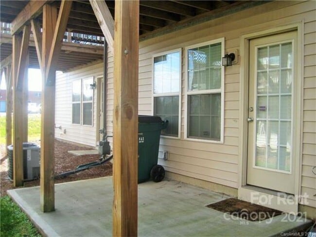 Building Photo - Beautiful three bedroom townhome