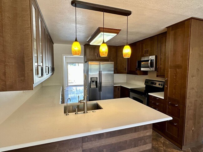 Building Photo - 3266 Loma Riviera Dr