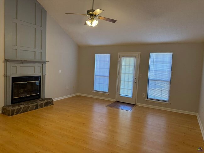 Building Photo - 408 Sunshine Way