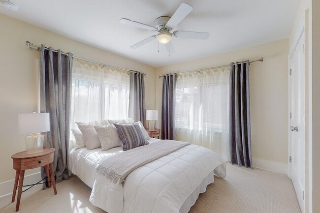 Building Photo - 1610 Las Lomas Rd NE