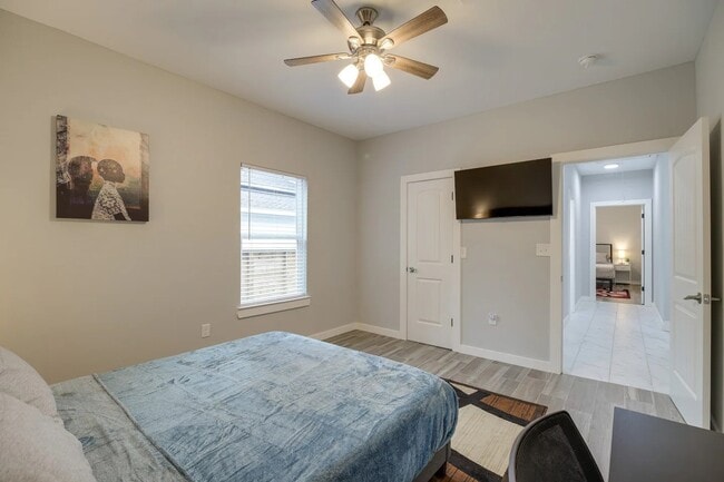 Building Photo - 3523 Bain St