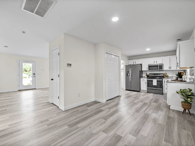 Building Photo - 4 Bedroom Home with Main-Level Primary and Fenced Backyard