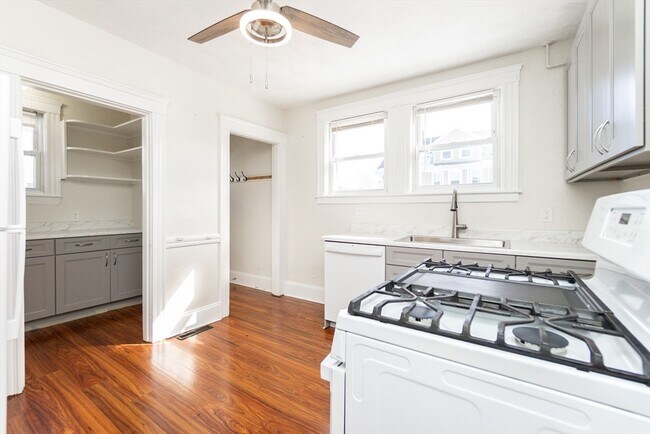 Building Photo - 359 Concord St