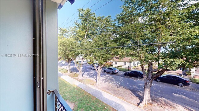 Building Photo - 160 SW 30th Ave