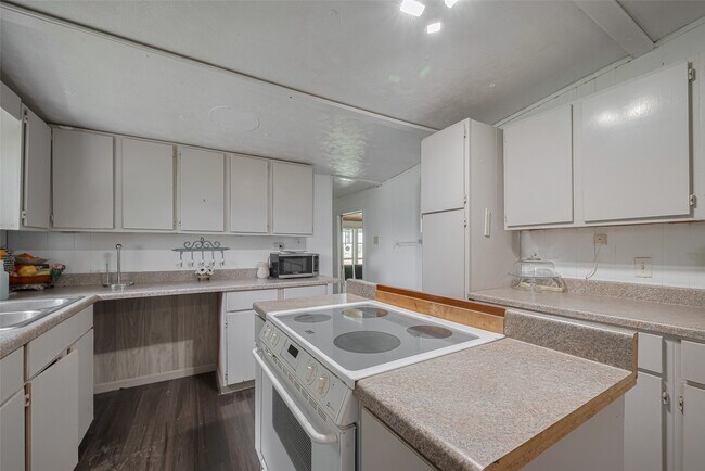 Building Photo - 2316 Green Meadows Dr