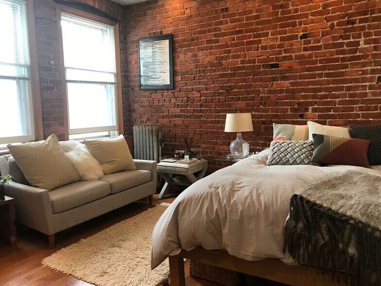 Primary Photo - 93 Marion St