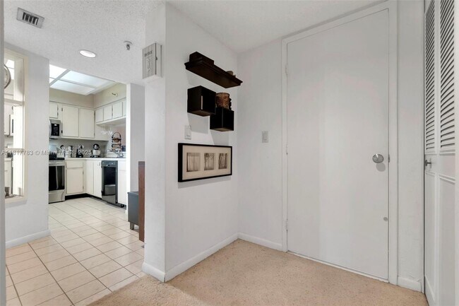 Building Photo - 2206 S Cypress Bend Dr