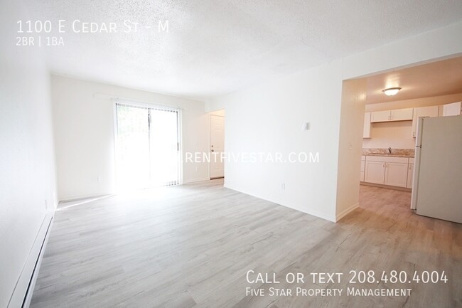 Building Photo - Upstairs Apartment In Central Location! Vi...