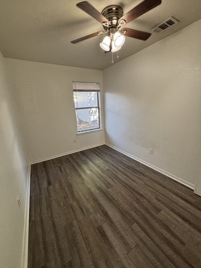 Building Photo - Charming, Updated 2 bed, 1 bath Duplex in ...