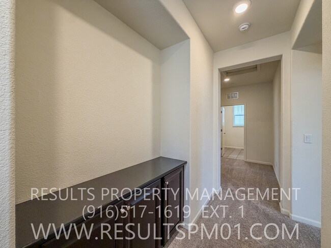 Building Photo - Beautiful Roseville 4 Bedroom Home