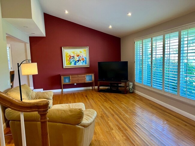 Building Photo - Largest of the very popular Kay floor plan...