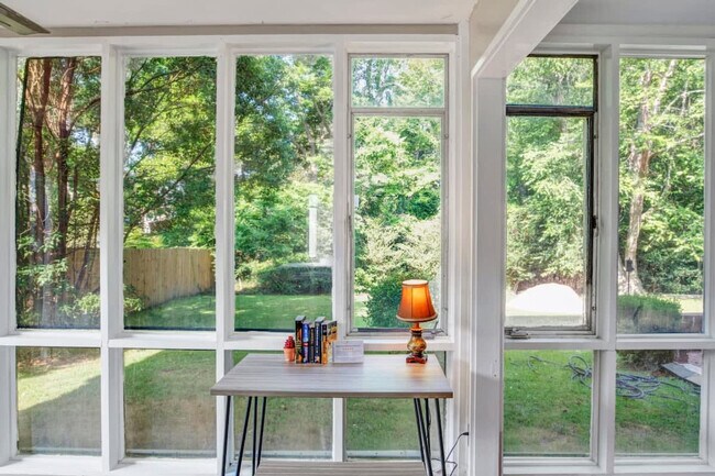 Building Photo - 305 Indian Creek Dr E