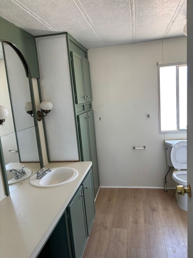 Building Photo - Beautiful fully remodeled 3 bedroom