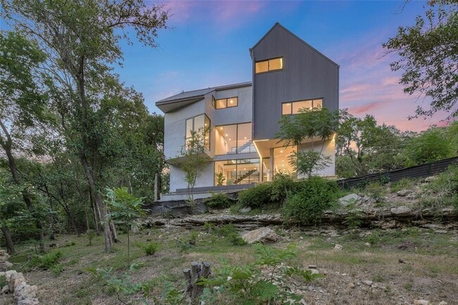 Building Photo - 1111 W 31st St