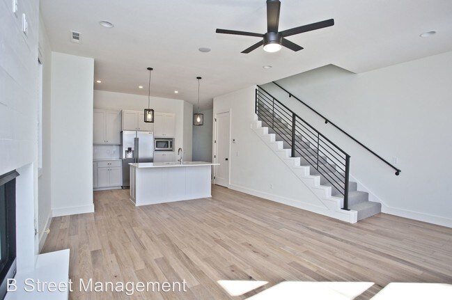 Building Photo - 4 br, 3.5 bath House - 329 SW D Street