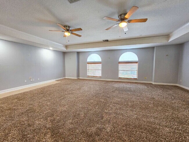 Building Photo - Waterfront Pool Home in Desirable Sunset Lakes