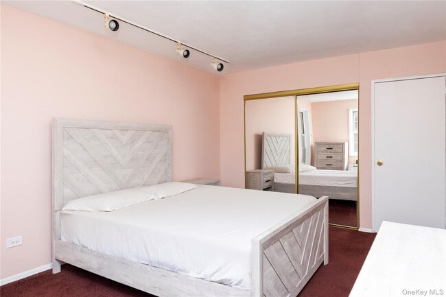 Building Photo - 84-39 153rd Ave