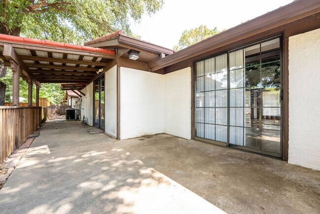 Building Photo - Clean and Spacious Duplex