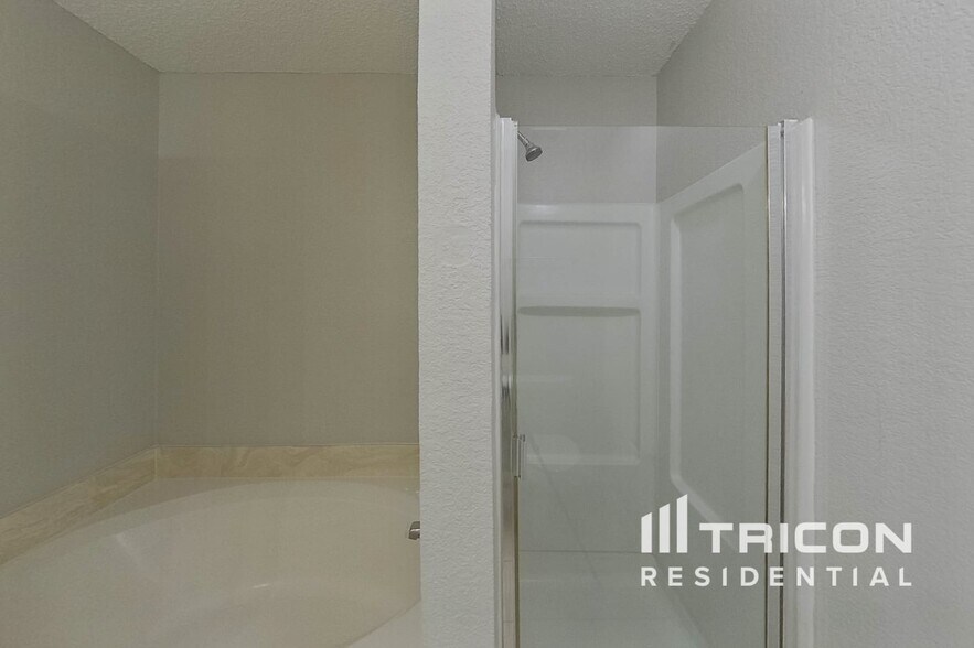 Building Photo - 403 Hollyberry Dr