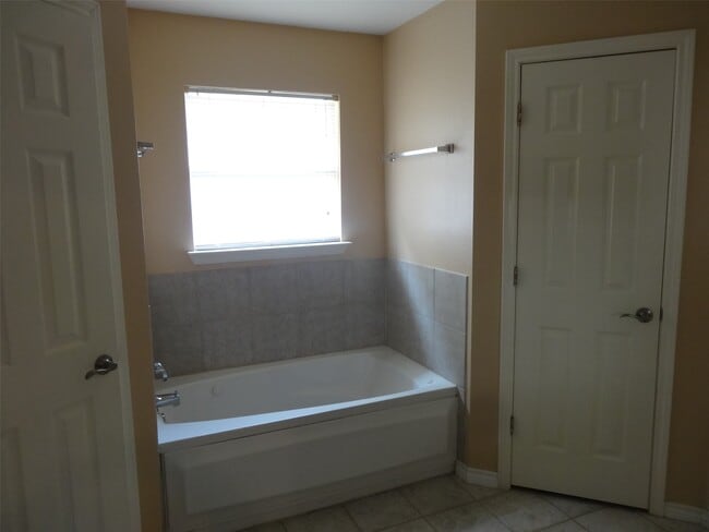 Building Photo - 34602 Lake Side Dr