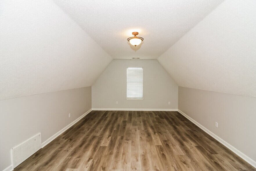 Building Photo - 5030 Baywood Dr