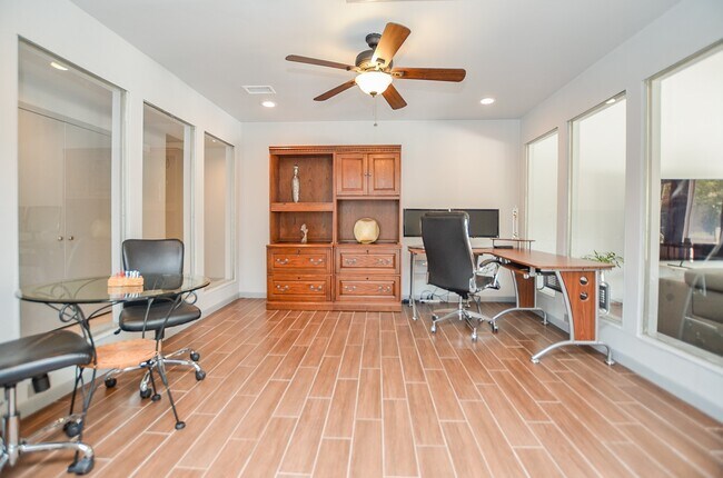 Building Photo - 1702 Cherry Bend Dr