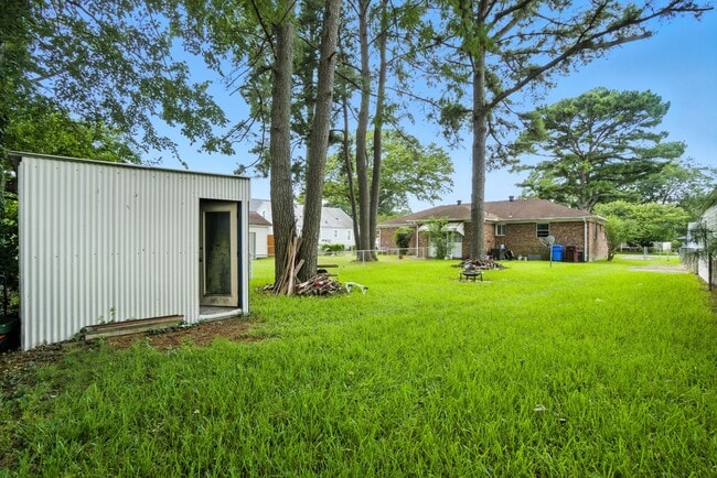 Building Photo - 1108 Hazel Ave