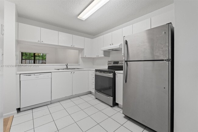 Building Photo - 390 City View Dr