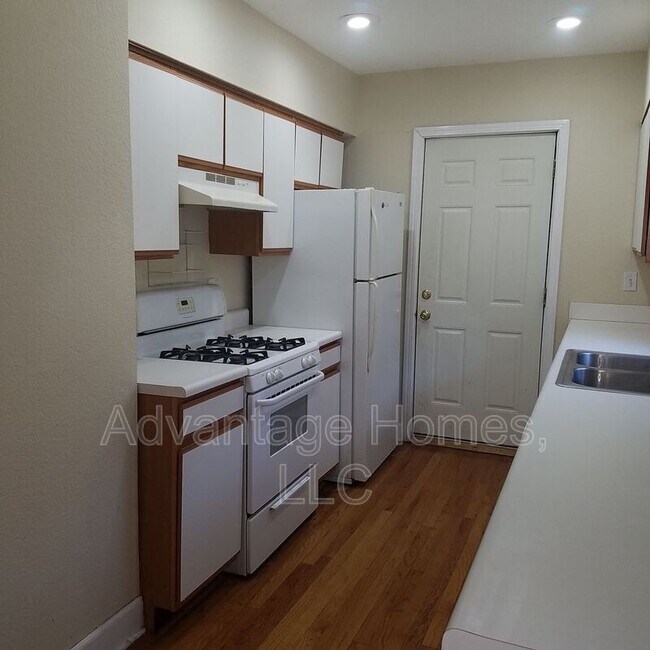 Building Photo - 1128 W 41st Terrace